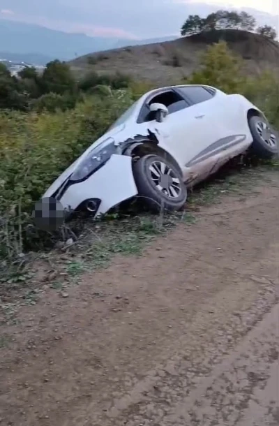 Kontrolden çıkan otomobil uçurumun eşiğinde durdu
