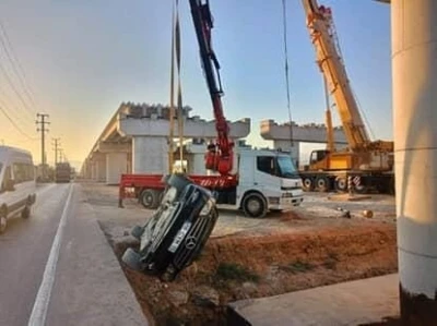 Kontrolden çıkan otomobil üst geçit inşaatına düştü: 4 kişi yaralandı
