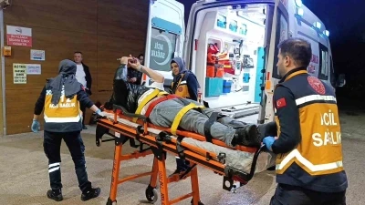 Kontrolden &ccedil;ıkan otomobil yayalara &ccedil;arptı
