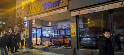 kontrolden çıkan otomobil, yeni açılan dönerciye daldı