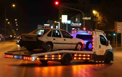 Kontrolden &ccedil;ıkan otomobil zincirleme kazaya neden oldu
