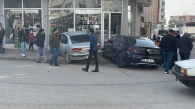 Kontrolden &ccedil;ıkan otomobiller işyeri girişine &ccedil;arparak durabildi