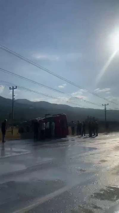 Kontrolden çıkan süt tankeri yan yattı: 3 yaralı
