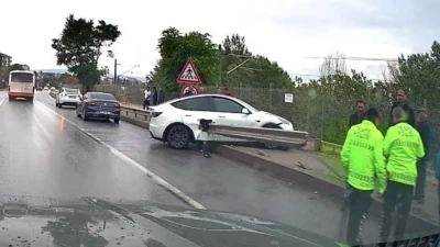 Kontrolden çıkan Tesla bariyere saplandı
