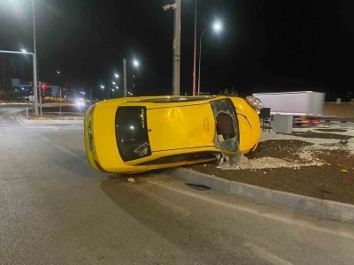 Kontrolden &ccedil;ıkan ticari taksi orta ref&uuml;je devrildi

