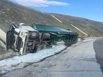 Kontrolden çıkan tır devrildi: 1 yaralı
