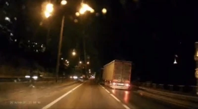 Kontrolden &ccedil;ıkan tır makasladı... O anlar kamerada
