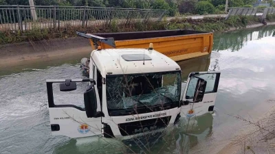 Kontrolden &ccedil;ıkan tır sulama kanalına d&uuml;şt&uuml;
