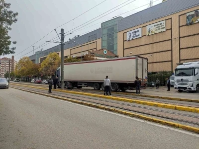 Kontrolden çıkan tır tramvay yoluna girdi, seferler aksadı
