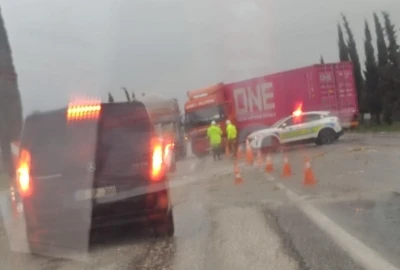 Kontrolden &ccedil;ıkan tır yolu kapattı
