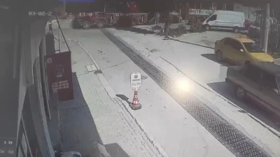 Kontrolden &ccedil;ıkan vincin otomobilleri s&uuml;r&uuml;klediği anlar kamerada
