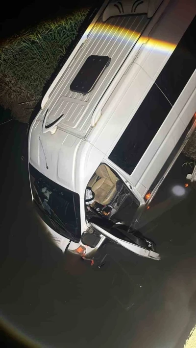 Kontrolden &ccedil;ıkan yolcu minib&uuml;s&uuml; dereye u&ccedil;tu
