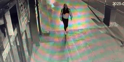 Kontrolden çıkarak işletmeye dalan otomobilin altında kalmaktan kıl payı kurtuldu
