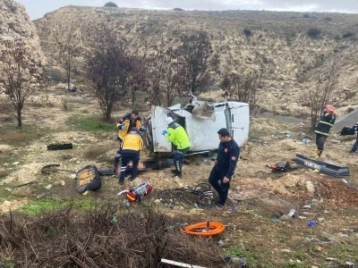 Kontrolden &ccedil;ıkarak şarampole u&ccedil;an otomobilin s&uuml;r&uuml;c&uuml;s&uuml; hayatını kaybetti
