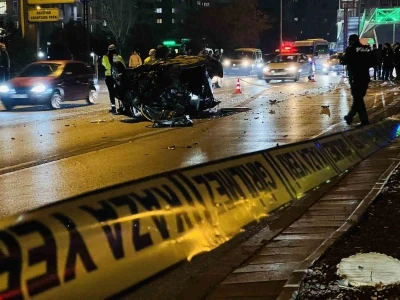 Kontrolden çıkıp ağaca çarpan otomobil alev aldı: 1’i ağır 2 yaralı
