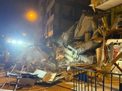 Kontroll&uuml; yıkımda &ccedil;&ouml;ken binada canlı izine rastlanmadı
