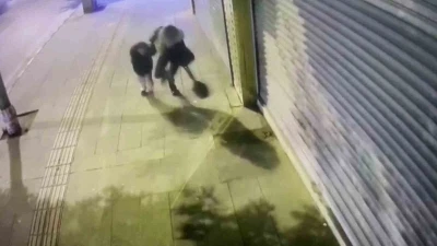 Kontroll&uuml; yıkımda &ccedil;&ouml;ken binadan koşarak kurtulan anne ve kızın ka&ccedil;ış anları kameraya yansıdı
