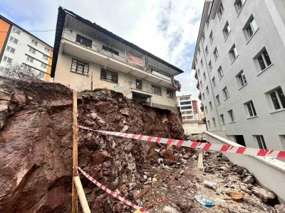 Kontrols&uuml;z inşaat &ccedil;alışması bitişiğindeki binanın temelinde hasara neden oldu
