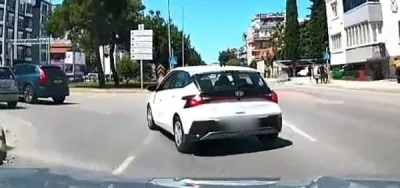 Kontrols&uuml;z şerit değiştiren s&uuml;r&uuml;c&uuml; kazaya davetiye &ccedil;ıkardı
