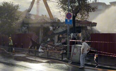Kontrolsüz yıkım tehlike saçtı, bina parçaları caddeye savruldu
