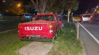 Kontrol&uuml; kaybeden kamyonet orta ref&uuml;je savruldu; 1 yaralı
