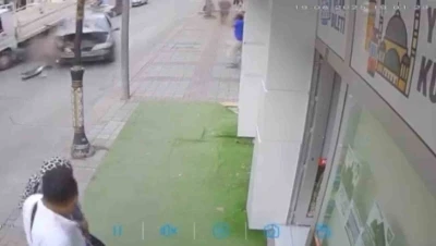 Kontrolünü kaybeden sürücünün caddeyi birbirine kattığı kaza kamerada
