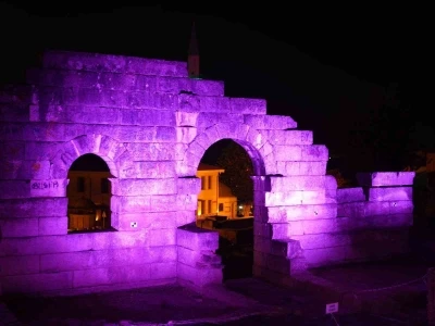 Konuralp Antik Kent Halk Sağlığı Haftası’nda mor ışıklandırıldı
