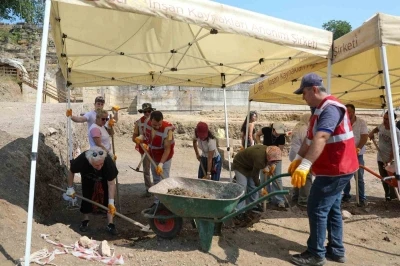 Konuralp Antik Tiyatro kazılarına gönüllü kazı desteği devam ediyor
