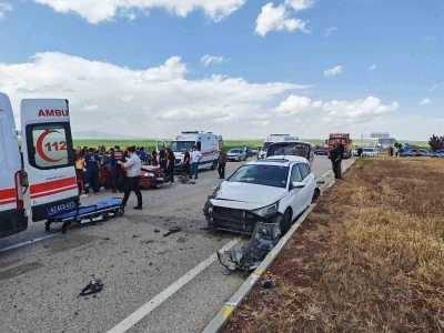 Konya&rsquo;da 2 otomobil &ccedil;arpıştı: 5 yaralı
