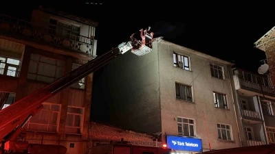 Konya&rsquo;da 3 katlı binanın &ccedil;atısında yangın paniği
