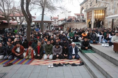 Konya&rsquo;da Bayram Namazında camiler doldu
