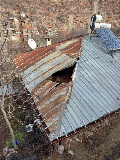 Konya&rsquo;da dağdan kopan kaya par&ccedil;ası evin damına d&uuml;şt&uuml;
