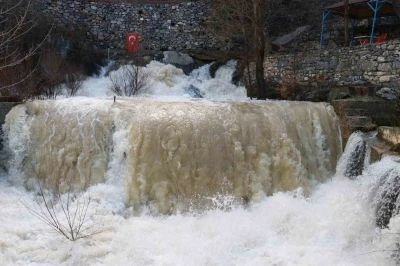 Konya&rsquo;da eriyen kar suları G&ouml;ksu Nehri&rsquo;ni coşturdu
