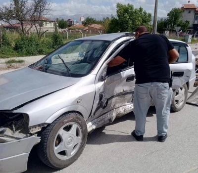 Konya&rsquo;da iki otomobil &ccedil;arpıştı: 5 yaralı
