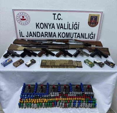 Konya&rsquo;da jandarma &ccedil;ok sayıda silah ve silah par&ccedil;ası ele ge&ccedil;irdi: 3 tutuklama
