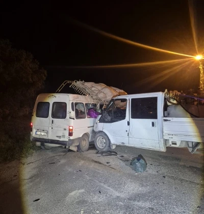 Konya&rsquo;da kamyonet ile minib&uuml;s &ccedil;arpıştı: 7 yaralı
