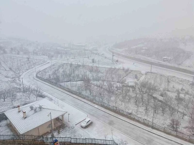 Konya&rsquo;da kar yağışı il&ccedil;eyi beyaza b&uuml;r&uuml;d&uuml;
