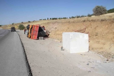 Konya’da mermer blok ve tomruk taşıyan tırlar devrildi: 2 yaralı
