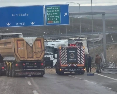 Konya&rsquo;da meyve ve sebze y&uuml;kl&uuml; tır bariyerlere &ccedil;arptı: 1 yaralı
