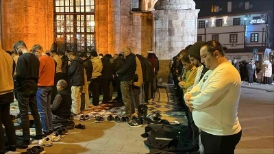 Konya&rsquo;da Mira&ccedil; Kandili&rsquo;nde vatandaşlar camilere akın etti
