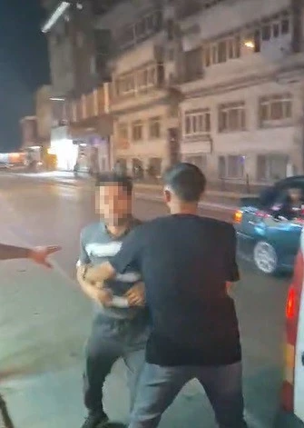 Konya&rsquo;da motosikletliye saldıran otomobil s&uuml;r&uuml;c&uuml;s&uuml;ne para cezası kesilirken aracı trafikten men edildi
