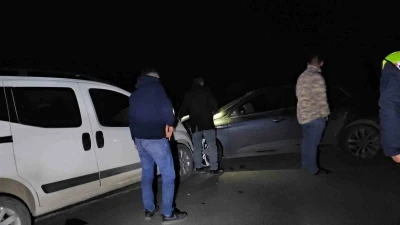Konya&rsquo;da otomobil ile hafif ticari ara&ccedil; &ccedil;arpıştı: 8 yaralı
