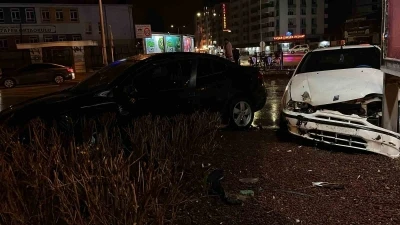 Konya&rsquo;da otomobiller &ccedil;arpıştı: 2 yaralı
