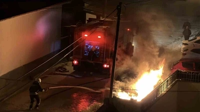 Konya&rsquo;da park halindeki otomobil alev alev yandı
