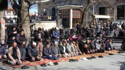 Konya&rsquo;da Ramazan ayının ilk Cuma namazında camiler doldu taştı
