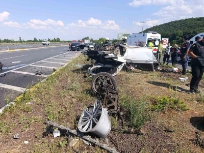 Konya&rsquo;da ref&uuml;je &ccedil;arpan otomobil hurdaya d&ouml;nd&uuml;: 3 yaralı

