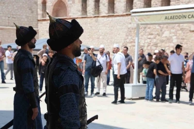 Konya&rsquo;da Sel&ccedil;uklu Sultanlar T&uuml;rbesi&rsquo;nde saygı n&ouml;beti değişimi
