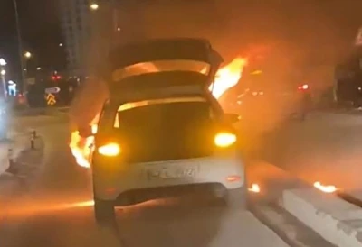 Konya&rsquo;da seyir halindeki otomobil alev aldı
