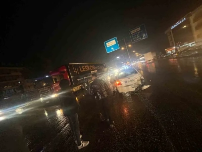 Konya&rsquo;da tır otomobile &ccedil;arptı: 2 yaralı
