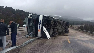 Konya&rsquo;da yolcu otob&uuml;s&uuml; devrildi: 15 yaralı
